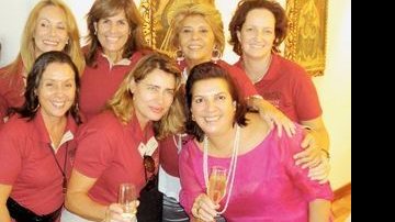 Em SP, Fátima Salton (de rosa) celebra 56 anos com Maria Eugênia Villarta e Fátima Viana, na frente, e Paola Tarallo, Dudu Pacheco, Mônica Simões e Gisele Bolla. - ANA QUAST, ANDRÉ VICENTE, LAN RODRIGUES, MARCIA TAVARES, NELSON PEIXOTO, PATRICIA TARTARI, PAULO GIANDALIA, RICARDO MANGOLD, SILAS FONSECA