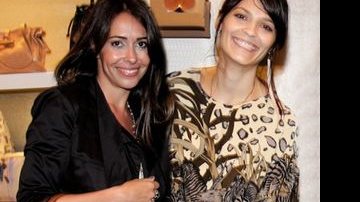 A estilista Lia Souza e a maquiadora Vanessa Rozan conferem a Longchamp no Shopping Cidade Jardim, SP. - CRISTINE CARTACHO, FABIANA SOUZA, IVAN FARIA, LU PREZIA, MARINA MALHEIROS E RODRIGO ZORZI