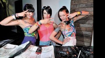 As DJs Adriana Recchi, Ana Flavia e Marina Dias agitam festa da coleção Colour Codes, da Swatch, no Cartel 011, SP. - ANDRÉ ZARA, CELINA GERMER, FLAVIA FUSCO, FELIPE MARTI, JAQUELINE BARROS, JOÃO SAL, REBECA FIGUEIREDO