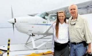 James Cameron e sua Suzy Amis, prestes a sobrevoar a Amazônia a bordo de um hidroavião. - FREDY UEHARA