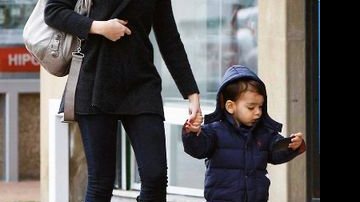 Mãe protetora, a mulher de Kaká agasalha o filho, Luca, para passeio pelas ruas de Madri. - QUEENS