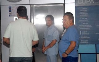 Roberto Carlos visita a mãe, Laura Moreira Braga, no hospital - Tony Andrade /AgNews
