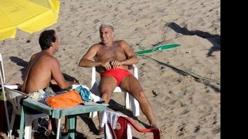 Eri Johnson com os cabelos descoloridos em praia do Rio de Janeiro - Delson Silva / AgNews