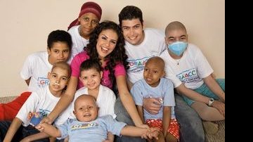 Em estúdio paulistano, a atriz Paloma Bernardi posa com meninos do Grupo de Apoio ao Adolescente e à Criança com Câncer (Graacc), para campanha da Feira do Circuito das Malhas, com parte da renda revertida ao grupo. - EVANDRO FORTUNA, FÁBIO MARTINS, GLAYCON MUNIZ, JOÃO PASSOS / BRASIL FOTOPRESS, LETÍCIA OLIVEIRA, MARCOS ALBERTI, MARCELO PROENÇA, PARRIS DE FELICE, RAFAEL ZUKAUSKAS