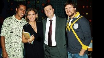 Leandro Sapucahy e Paulo Kretly (de terno) na atração de Astrid Fontenelle e Fred Lessa no GNT, em São Paulo. - ALESSANDRA GERZOSCHKOWITZ, BETTO SIQUEIRA, JANIS LYN, JÔ RIBES, JOÃO PASSOS,LINCOLN IFF E MARCOS QUINT