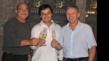 Wagner Ribeiro e Daniel Salton, ambos da Salton, ladeiam Paulo Morais, do Trindade, em festa da vinícola. - CARLOS GOMES, CLEBER PASSUS, DANIELA SALTON, DÊNIO SIMÕES, EDUARDO BETINARDI, ESTÉFANO LESSA, LINCOLN IFF, NAIDERON JR, RONNY CAJANGO