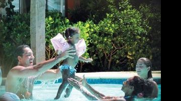 Em Búzios, o economista Paulo Mesquita brinca com Maria, primogênita da jornalista, que está ao lado da afilhada, Júlia, na piscina. - MARCELO DUTRA