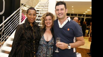 O casal Marcelo Michelato e Nana Alves ao lado da cantora Daúde - Antônio More