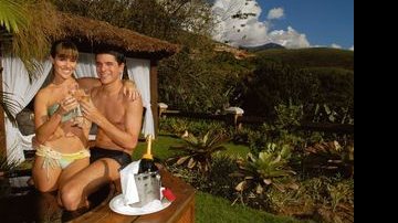 O empresário, filho de Boni, e a apresentadora do TV Globinho brindam no ofurô do Quinta da Paz Resort, em Itaipava. - CAROL FEICHAS/4COM FOTOGRAFIA