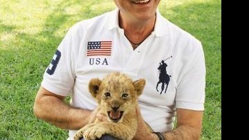 O apresentador com um filhote de leão, em Johannesburgo. - PAOLA NOVAES