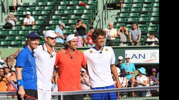 Os norte-americanos Andy Roddick e Jim Courier com os adversários Gustavo Kuerten e Fernando Gonzalez - Divulgação ATP