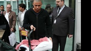 Acompanhada de Ronaldo, Bia Antony deixa maternidade em São Paulo, depois de dar à luz Maria Alice - Orlando Oliveira / AgNews