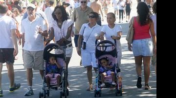 Glória Maria passeia com as filhas na orla do Leblon - J.Humberto / AgNews