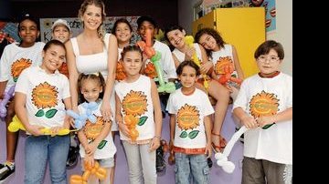 Karina Bacchi festeja com as crianças assistidas por sua ONG Florescer, em São Paulo. - JANETE LONGO, KLEBER MARQUES, NAJARA FIALHO, RODRIGO ZORZI, ROGÉRIO MARQUES E VERA DONATO