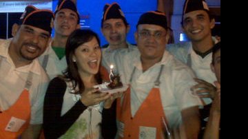 Geovanna Tominaga recebe os parabéns de funcionários de uma padaria no Rio de Janeiro - Reprodução / Twitter