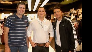 No Salvador Shopping, Fábio Mendes e Luiz Leal, ambos da Adidas, são recebidos por Robson Ribeiro, gerente da performance store da marca, na capital baiana. - ANTONIO MORE, MARCELO CAMARÁ, NAIDERON JR., NÉLIO RODRIGUES, SILVIA PERLOV E VALTER ANDRADE
