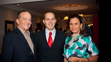 Lucas Petrelli Wilmerentre o ex-senador Jorge Bornhausen e sua esposa Dulce Bornhausen - André Vanzin