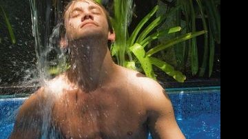 O intérprete de Flavinho na novela Viver a Vida se diverte na piscina com queda d'água. - RENATO VELASCO