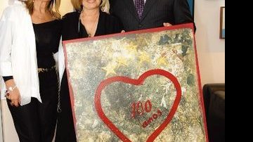Em SP, Christina entrega ao casal Vera e Raul quadro em homenagem aos 100 anos do clube de futebol paulista. - RENATA D'ALMEIDA