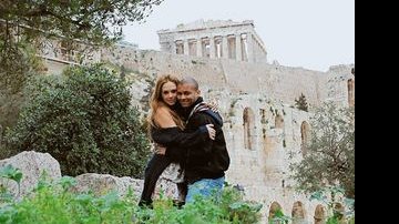 A bela atriz ruiva e o craque namoram diante do Partenon, em Atenas. - RODRIGO PALAZZO