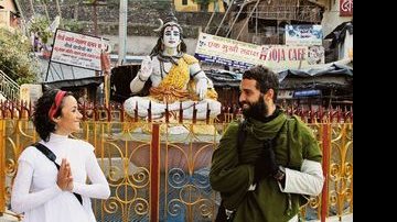 Na segunda viagem ao país, o casal faz saudação diante da imagem de Shiva no povoado de Laxmanjula.