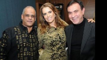 Cônsul da África do Sul, Yusuf Omar, e Nádia Guimarães, dona da La Poltrona e o apresentador Amaury Jr