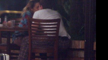 Danielle Winits e Jonatas Faro aos beijos em restaurante - Delson Silva/AgNews