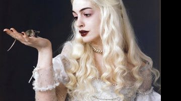 Anne Hathaway como Rainha Branca na versão de Tim Burton de 'Alice no País das Maravilhas' - Reprodução