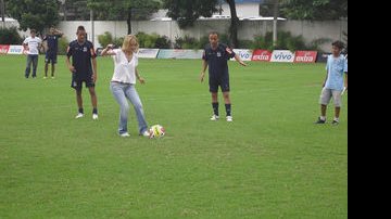 Eliana bate um bolão com o time do Santos - Reprodução blog Eliana