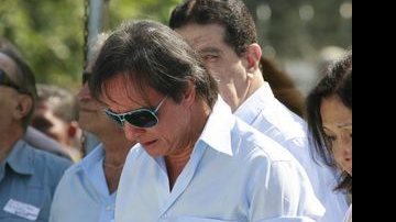 Roberto Carlos enterra a mãe, Lady Laura, no dia em que completa 69 anos - AgNews