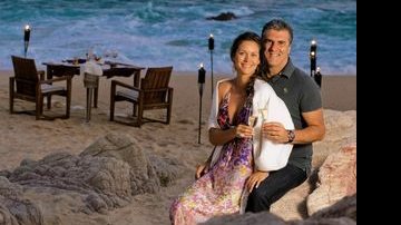 Na praia do The Westin Resort & Spa, Agatha e Zangrandi desfrutam de jantar romântico regado a champanhe. - MARTIN GURFEIN