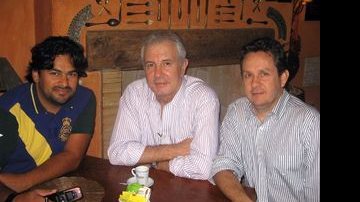 O jornalista Celso Freitas entre os amigos Joaquim Neto e Clovis Rabelo, em jantar no Pizza Bros. de Higienópolis, SP. - ANDRÉ VICENTE, FERNANDO TORRES, FLAVIO MARTINS, LILIANE DAQUINO, MARIA CLARA DINIZ, PATRÍCIA DE FREITAS, PETRÔNIO CINIQUE, RODRIGO TREVISAN E WELLINGTON NEMETH