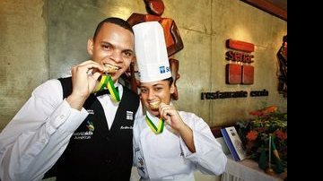 Hemilton Heverton dos Santos e Laysa Menezes, estudantes do Senac Bahia, brincam com as medalhas conquistadas na Olimpíada do Conhecimento 2010 e World Skills Américas, nas categorias Cozinha e Serviço de Restaurante, respectivamente. - ANDRÉ ZÍMMERERE, DANIEL NOGUEIRA, F22 STUDIO FOTOGRÁFICO, GUILHERME PUPO, JADER DA ROCHA, RONNY CAJANGO E WELTON ARAÚJO