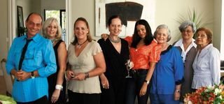 Na casa de Cindy Austin (de vermelho), no Morumbi, SP, o estilista Orlando Chiquetto recebe homenagem em chá da tarde intimista com a presença de sua mãe, Lina Chiquetto, a amiga Dirce Gomes, a madrinha Leila Motta e Silva, a amiga Lia Malzoni, a RP Maria - ANDRÉ VICENTE, DENISE THEREZINHA, GUILHERME GONGRA, IVAN FARIA, PETRÔNIO CINIQUE, REINALDO FEURHUBER, TÂNIA LUMENA