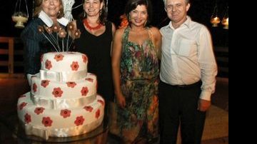 Lucia Arruda e Márcia Requião celebram os 47 anos de Elizabeth, mulher de Edson Basso, pref. de Campo Largo. - ADEMIR RODRIGUES, ARIEL COSTA, DÉBORA AMORIM, GLEYSON RAMOS, JADER DA ROCHA, LULA LOPES, MARRI NOGUEIRA, NILL JOHNNI, YURI FERNANDES