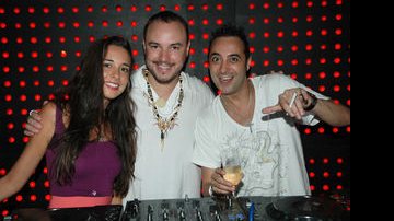 A produtora Bruna Buatim com os DJs Gavinha e Hector Lopez - Ângelo Santos