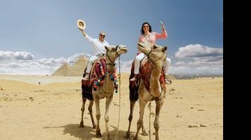 Globetrotters divertidos, Marcelo e Luciana não se privam do mais turístico dos passeios no Cairo: andar de camelo das três pirâmides à Esfinge