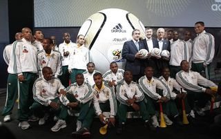 Carlos Alberto Parreira, Fraz Beckenbauer e jogadores da Seleção da África do Sul apresentam a bola da final da Copa do Mundo - Reuters