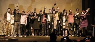 Os vencedores do 22º Prêmio Shell festejam no palco da Estação São Paulo. - Caio Guimarães