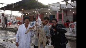 Rodrigo Fiúza mostra restaurante típico em estrada da Tunísia (carneiro que vai ser assado é exposto) - Divulgação