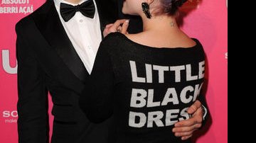 Kelly Osbourne com o namorado Luke Worrall: brincadeira com o clássico 'black dress' - Getty Images