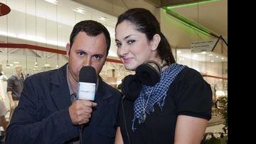 Guilherme Uzeda e Francine Piaia apresentam o 'InterNET-se', na RedeTV! - Divulgação