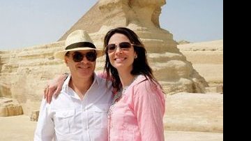 O casal Marcelo de Carvalho e Luciana Gimenez durante viagem ao Egito