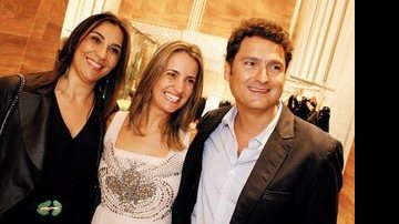A arquiteta Karla Amaral é ladeada pelo casal anfitrião Daniella e André Naegele na inauguração da quinta loja de sua grife Avanzzo, em Brasília. - DRIKA VIANNA, GERSON LIMA, GUSTAVO FRONER, KEKA AZOUS, MARRI NOGUEIRA