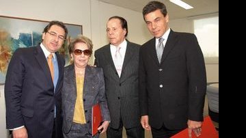 O advogado Roberto Podval e o promotor Francisco Cembranelli (nas pontas) são homenageados pelo casal Labibi Elias e Edevaldo Alves da Silva, da Fac. de Direito da FMU. - ANITA PEARSON, BOB GONÇALVES, EDGAR DE SOUZA, MARRI NOGUEIRA E CRISTIANO SÉRGIO, MAURO CAMPOS, RAMON GONÇALVES, TELMO XIMENES