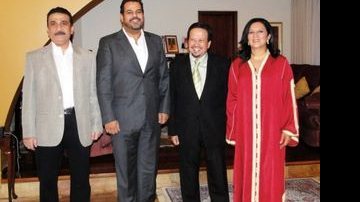 Membros da Embaixada de Omã, o conselheiro Ali Al-Hootli e o encarregado de negócios Omar Said Omar Al-Kathiri foram recebidos na residência do conselheiro da Embaixada Real da Arábia Saudita, Saleh Bugis, e sua esposa, Miriam, em Brasília. - ANDRÉ VICENTE, ERIKA CRUZ JOHNSON, FABIANO AMARAL, FABIO NUNES, FERNANDO BATTISTETTI, FERNANDO MUCCI, LUCIANA PREZIA, MARINA DEIENO E PAULO GIANDÁLIA