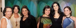 Noêmia Buarque de Hollanda e Ligia Azevedo na mostra de Carlos Cruz-Diez, com a curadora Cristina Burlamaqui, a filha do artista Adriana Cruz, a diretora Luciana Sève e a neta de Cruz-Diez Irene Cruz. - ANITA PEARSON, BOB GONÇALVES, EDGAR DE SOUZA, MARRI NOGUEIRA E CRISTIANO SÉRGIO, MAURO CAMPOS, RAMON GONÇALVES, TELMO XIMENES