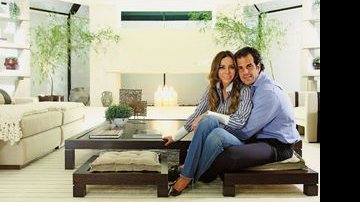 Na loja da grife de móveis nos Jardins, o casal conhece opções de ambientes como os criados por Débora Aguiar ... - Adilson Felix