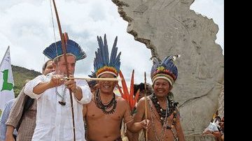 O presidente Luiz Inácio Lula da Silva maneja arco e flecha com índios da aldeia Raposa Terra do Sol, Roraima. - ALESSANDRA GERZOSCHKOWOTZ, ANDRÉ VICENTE, BETTO SIQUEIRA, DUDA COVETT, IVAN FARIA, REUTERS, SAMUEL CHAVES, TELMO XIMENES E VERONICA CAMPOS