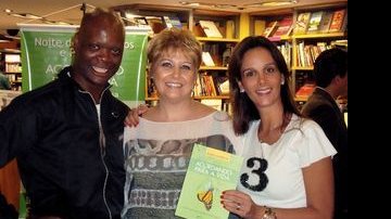 A autora Eliana Barbosa é ladeada por Sebastian e Anike Wainstein na Livraria Cultura do Shopping Villa Lobos, SP. - ALESSANDRA GERZOSCHKOWOTZ, ANDRÉ VICENTE, BETTO SIQUEIRA, DUDA COVETT, IVAN FARIA, REUTERS, SAMUEL CHAVES, TELMO XIMENES E VERONICA CAMPOS